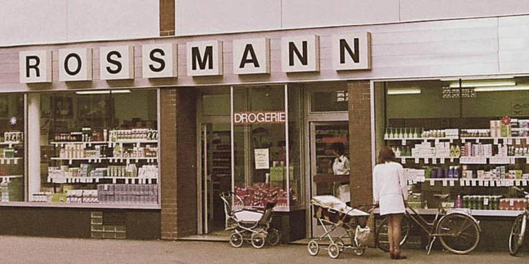 Blick auf die Schaufensterfront des ersten Rossmann-Markts 1972 in Hannover