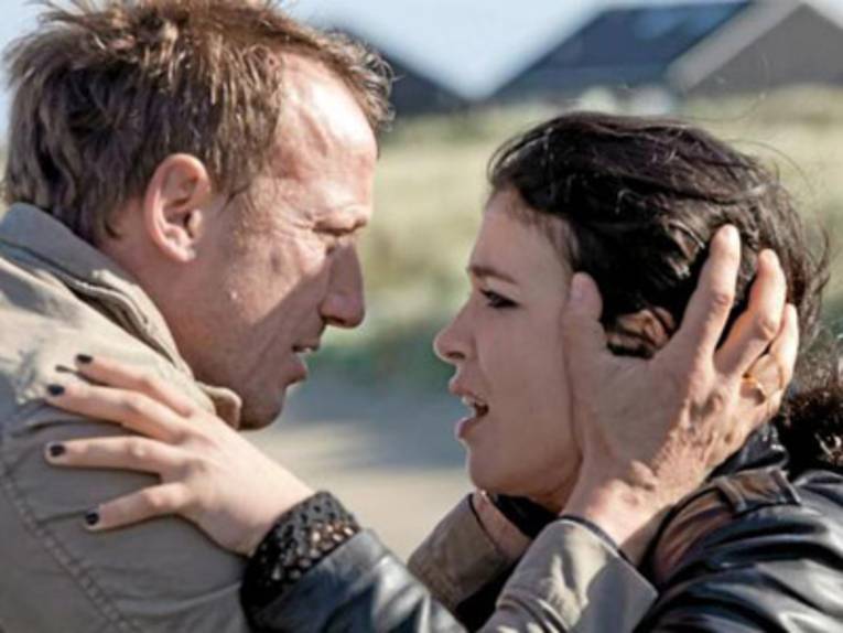 Eine Frau und ein Mann halten sich fest.