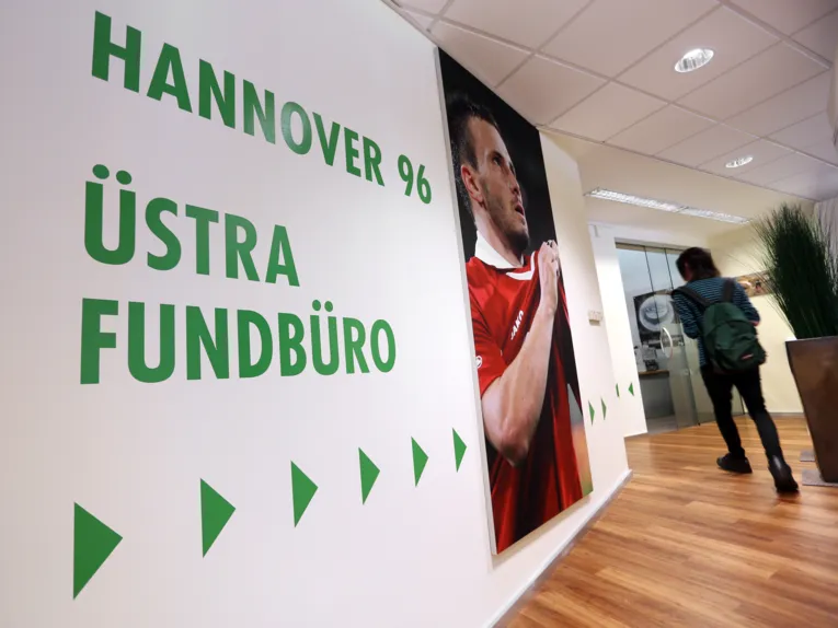 Das Innere eines Gebäudes, an der Wand steht Üstra-Fundbüro
