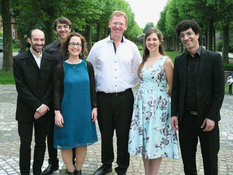 Zwei Frauen und vier Männer