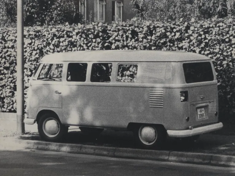 VW Bulli Oldtimer am Stra&szlig;enrand. Historische Schwarz-Wei&szlig;-Aufnahme.