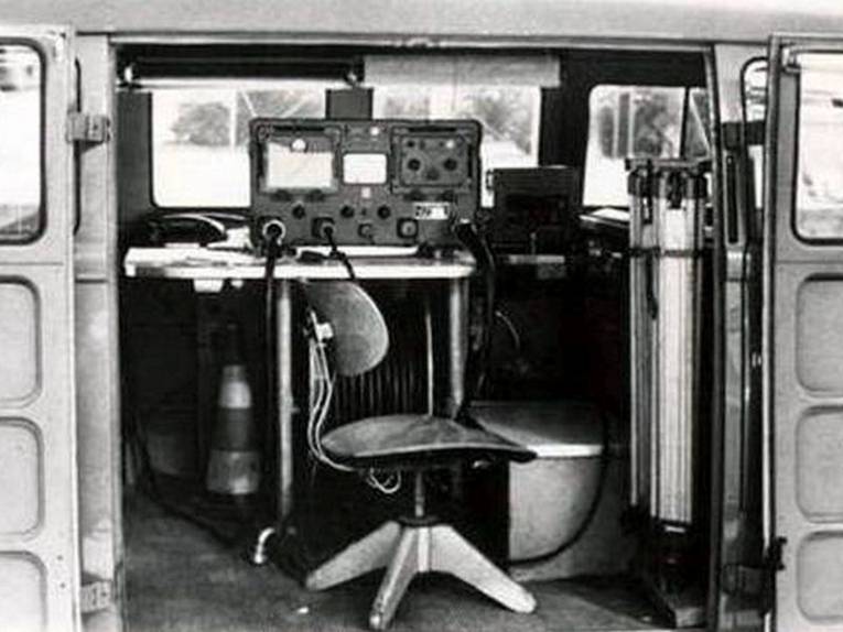 Blick in geöffnetes Fahrzeug mit elektronischen Gerät. Historische Schwarz-Weiß-Aufnahme.