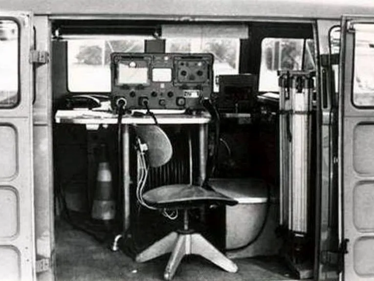 Blick in ge&ouml;ffnetes Fahrzeug mit elektronischen Ger&auml;t. Historische Schwarz-Wei&szlig;-Aufnahme.