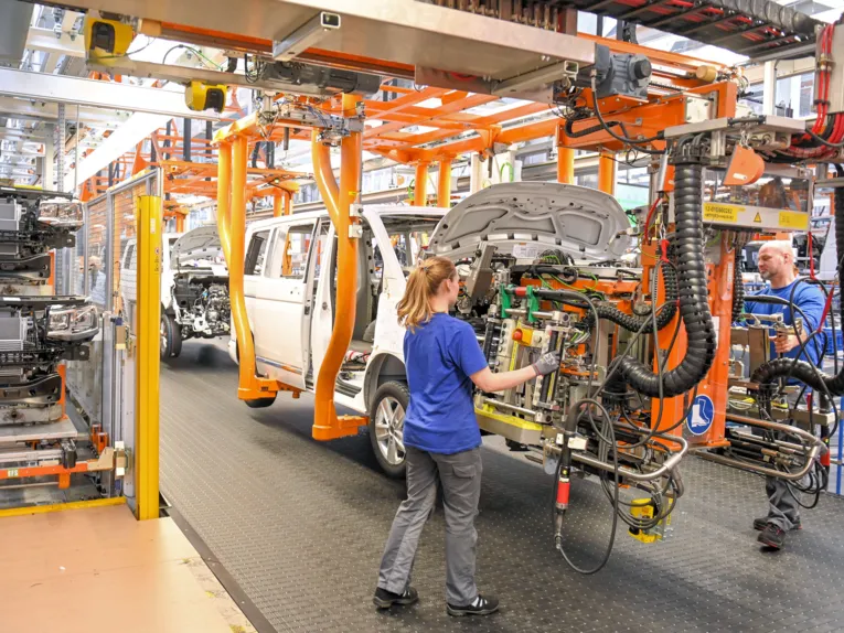 Arbeiter in Produktionsanlage bei der Fahrzeugproduktion