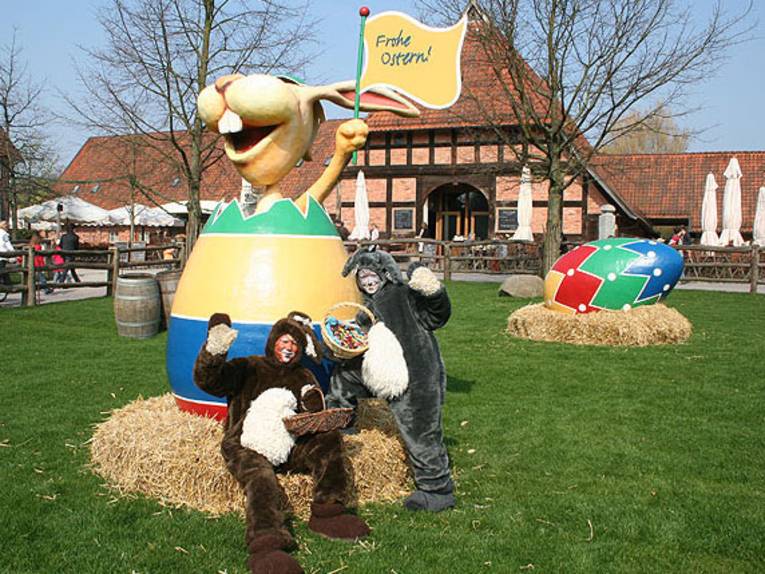 Verkleidete Menschen im Osterhasenkostüm auf einer Wiese im Erlebnis-Zoo Hannover