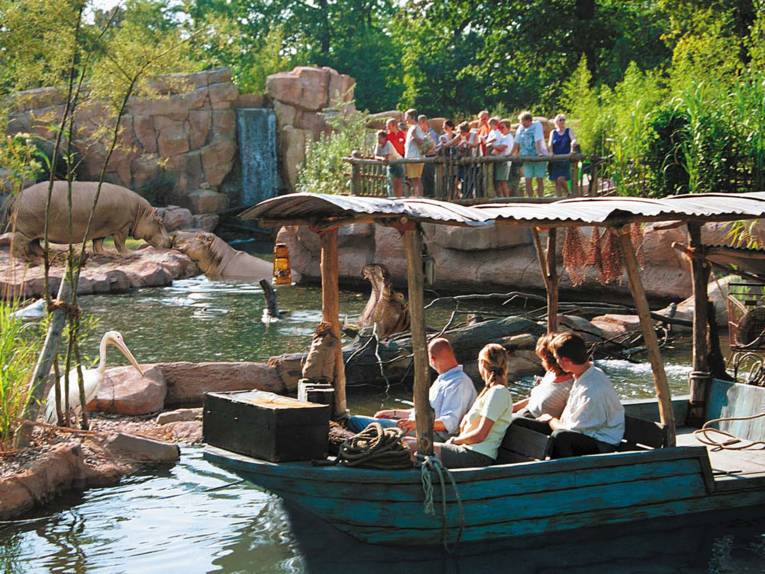 Bootsfahrt im Zoo, im Hintergrund Flußpferde