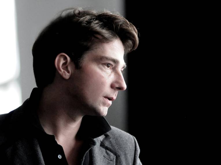 Ein Mann mit Hemd und Sakko.