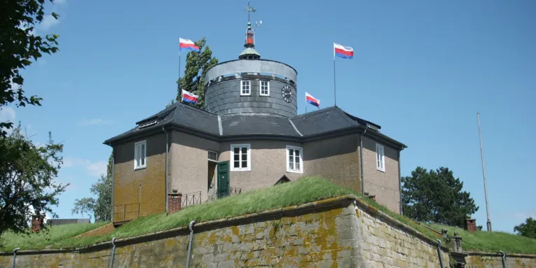 Gebäude auf einer mit Mauern befestigten Rasenfläche