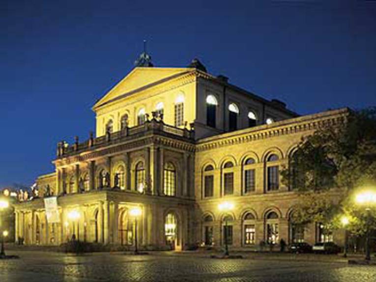 Das Opernhaus in Hannover bei Nacht erleuchtet.