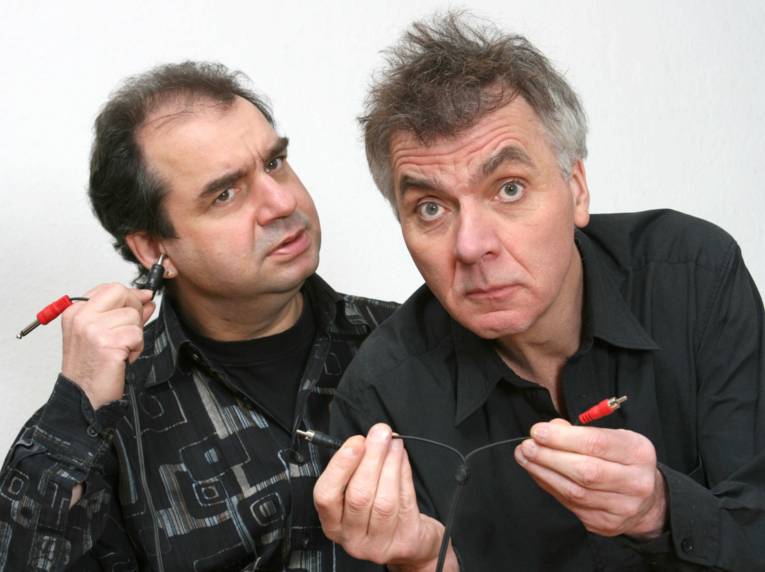 Szene aus einer Inszenierung der hebebühne Hannover: Zwei Männer halten ein Kabel in der Hand.