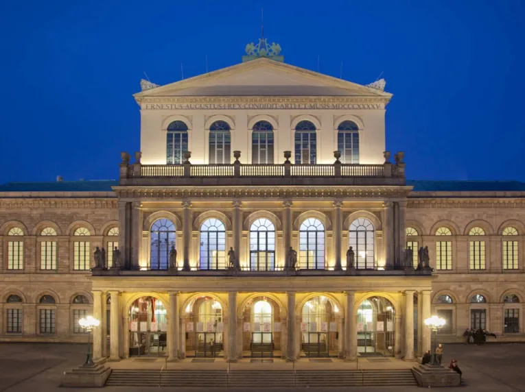 Das erleuchtete Opernhaus in der Frontansicht bei Nacht.