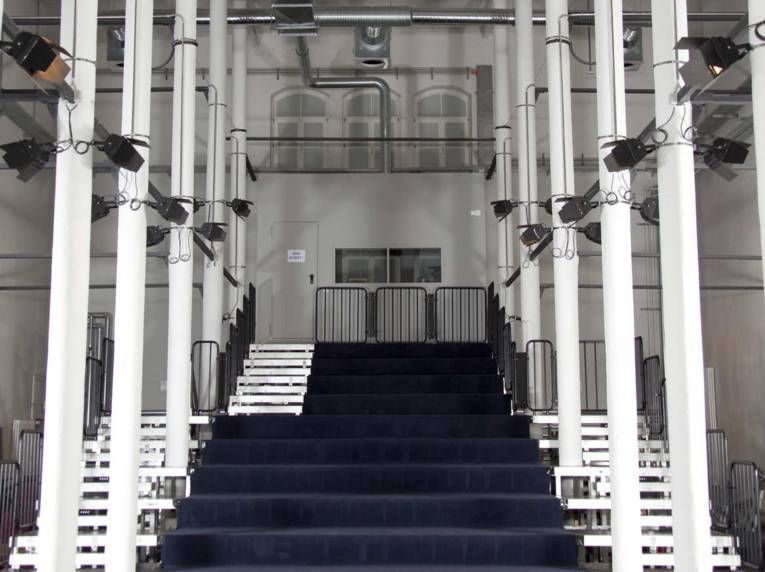 Blick auf den leeren Saal des KinderTheaterHauses.