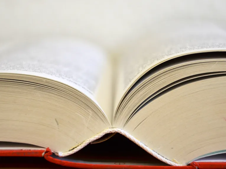 Aufgeschlagenes Buch