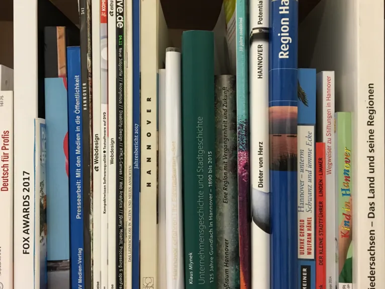 Bücher in einem Regal


