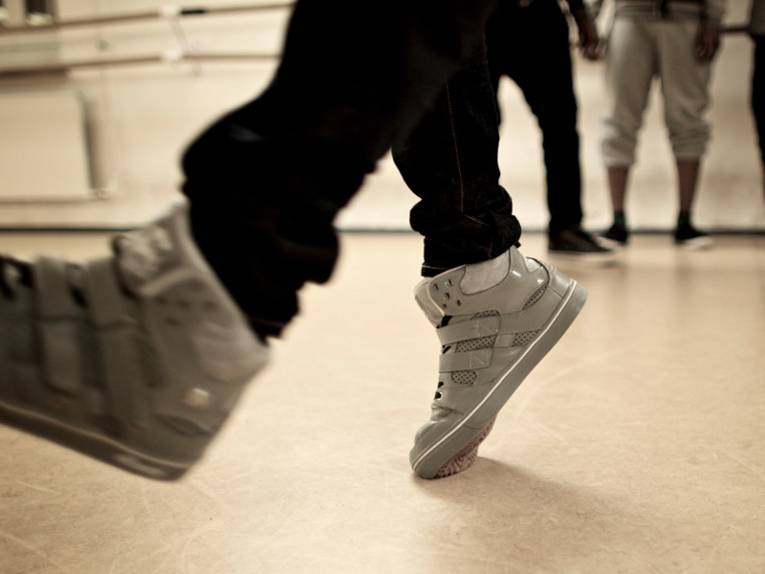 Nahaufnahme von Schuhen eines Breakdancers.