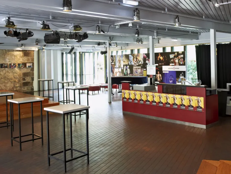 Foyer eines Theaters.