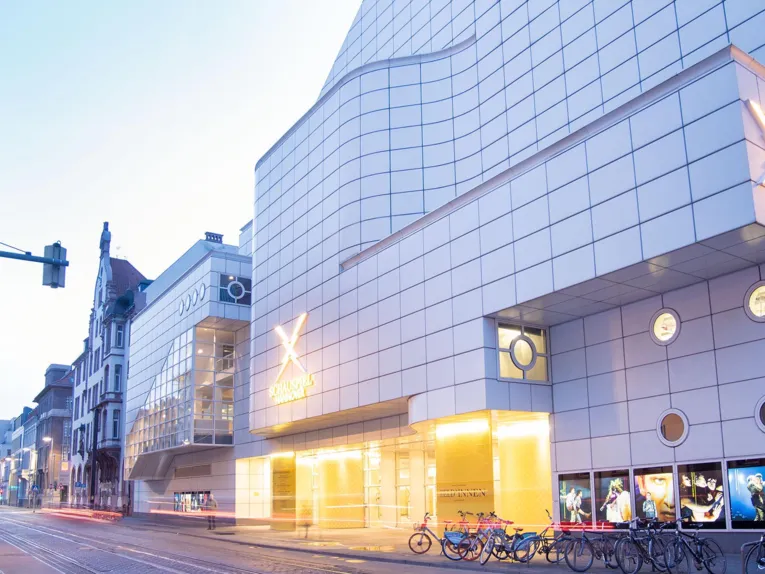Ein Theater von außen. 