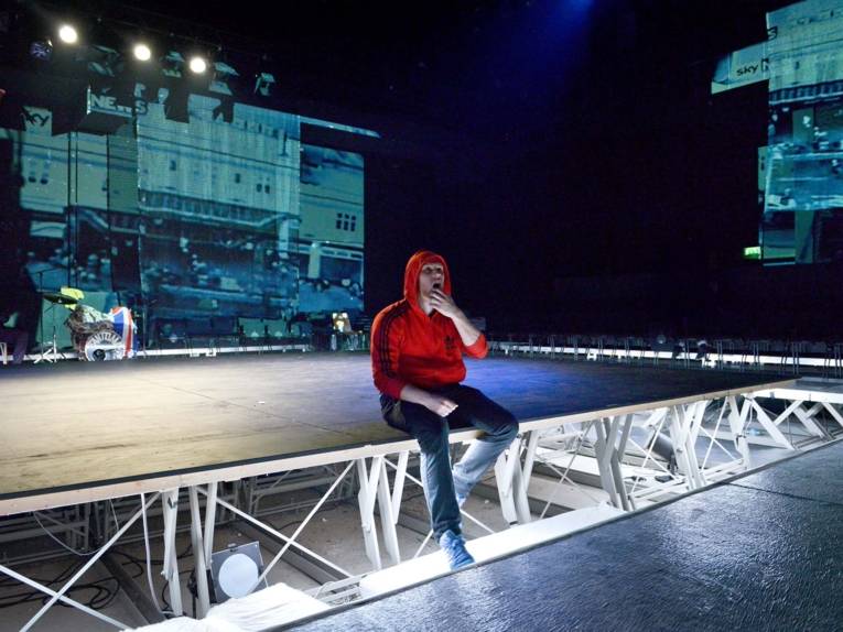 Mann auf einer Bühne.