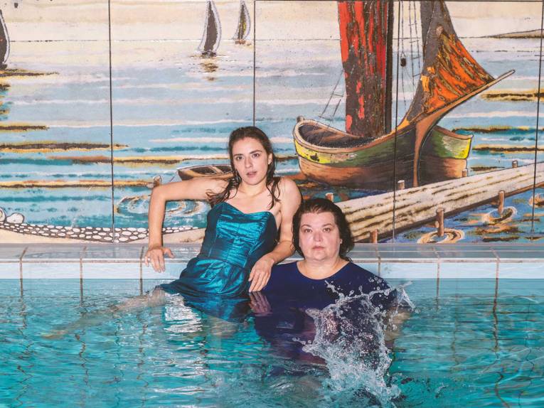 Zwei Frauen in einem Schwimmbecken