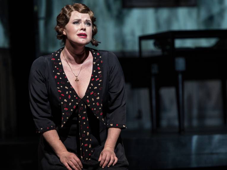 Frau mit leidendem Gesichtsausdruck