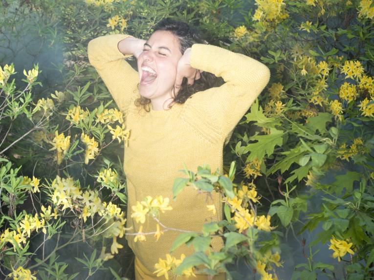 Schreiende Frau, umgeben von Pflanzen