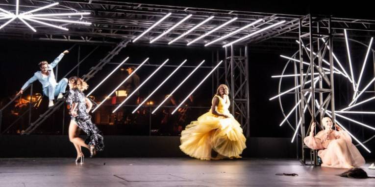 Vier Menschen auf einer Bühne