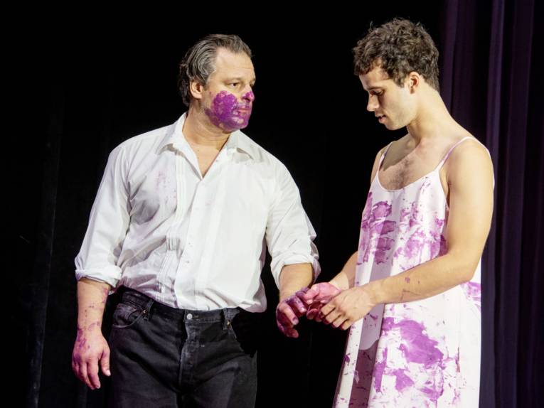 Zwei Männer schauen zueinander