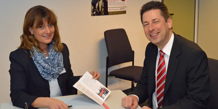  Mann und Frau im Gespräch.