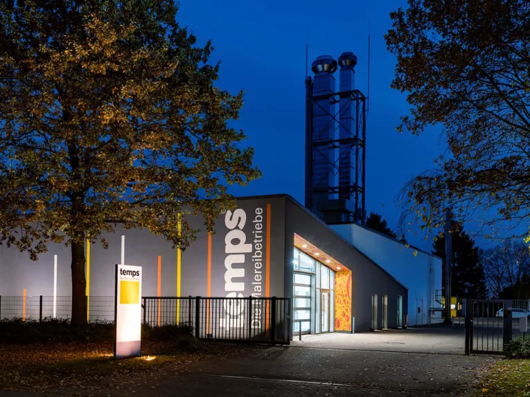 Halle außen bei Nacht