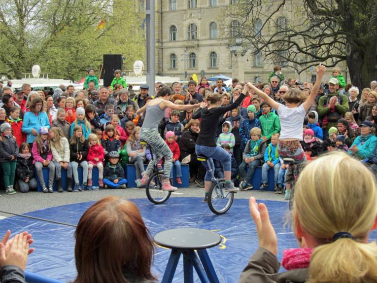 Foto: Jugendliche führen am Ersten Mai eine Performance auf dem Einrad vor.