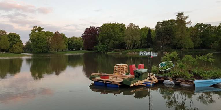 Eine bepflanzte Plattform schwimmt auf einem Gewässer
