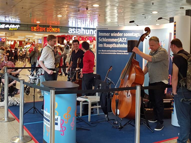 Musiker in einem Bahnhofsgebäude
