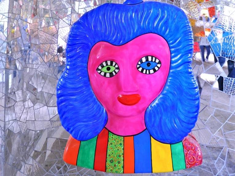 Farbenfrohe Plastik in der Niki de Saint Phalle-Grotte an den Herrenhäuser Gärten von Hannover