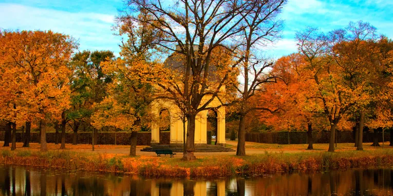 Kleiner Rundtempel in herbstlicher Landschaft