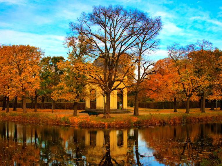 Kleiner Rundtempel in herbstlicher Landschaft