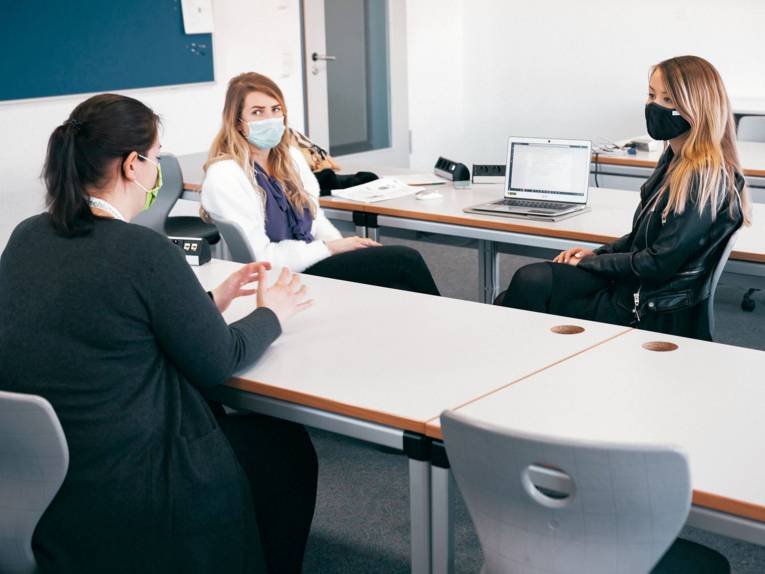 Drei Frauen mit Nasen-Mundschutz-Masken