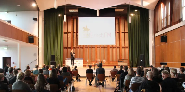 Blick ins Publikum und auf die Bühne beim Ernst.FM-Sendestart