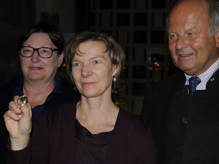 Ein Frau hält einen Ring in den Händen.