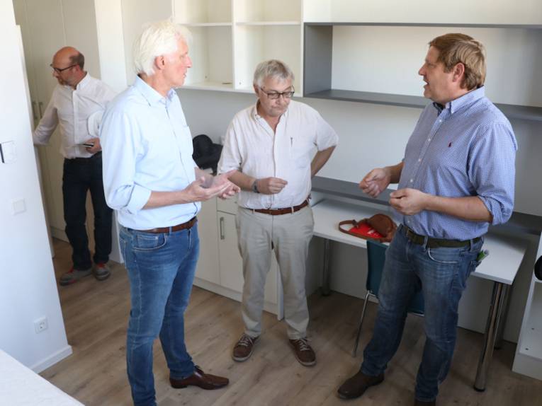 Vier Männer in einem Raum