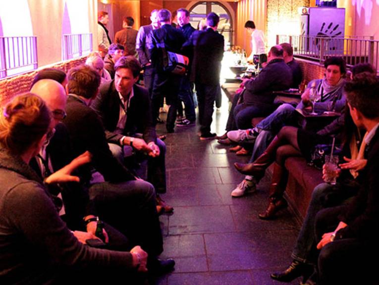 Mehrere Menschen, die miteinander im Gespräch sind