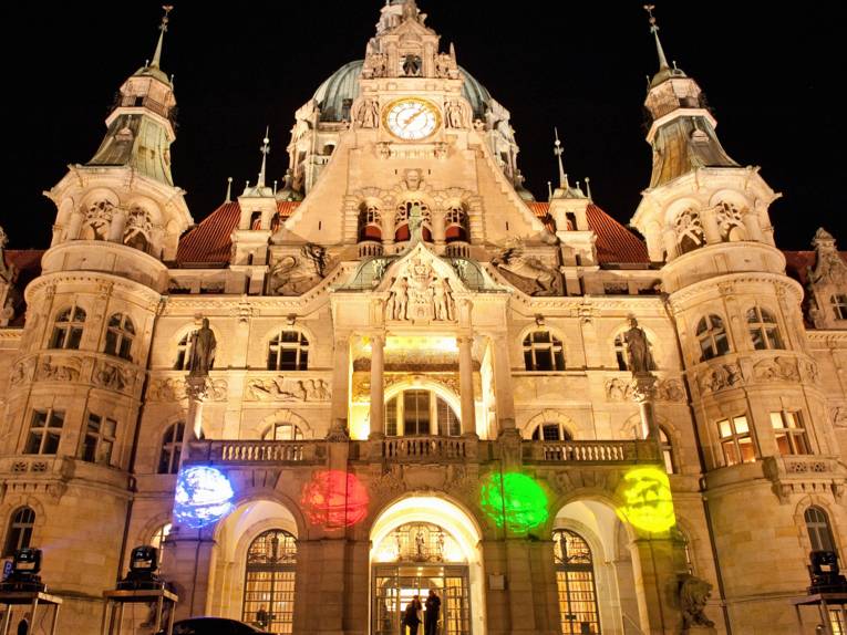 Altes Gebäude, das von bunten Lichter bestrahlt wird