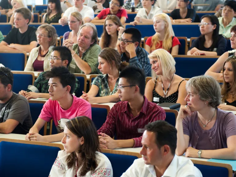 Hörsaal mit vielen Studenten