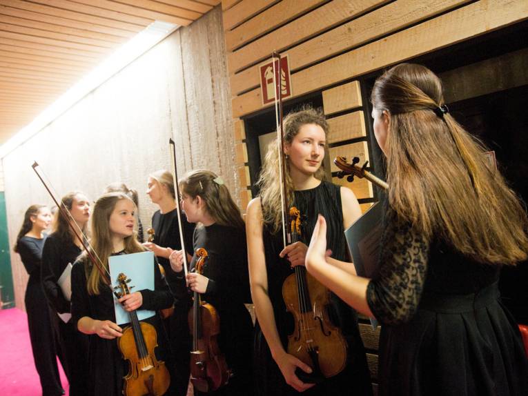 Junge Frauen mit Streichinstrumenten