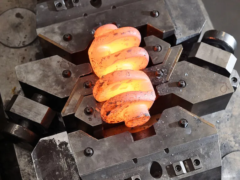 Glühendes Maschinenbauteil aus Metall.