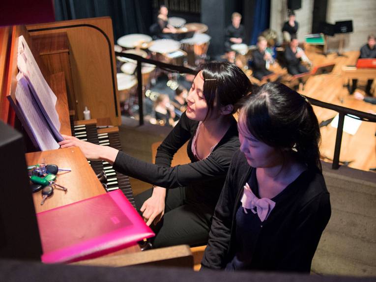 Zwei Frauen am Spieltische einer Orgel