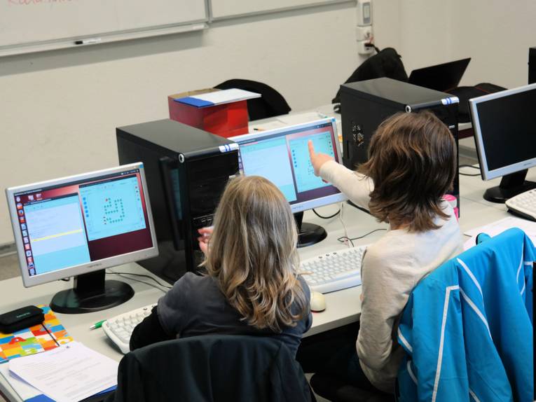 Zwei Kinder vor Monitoren