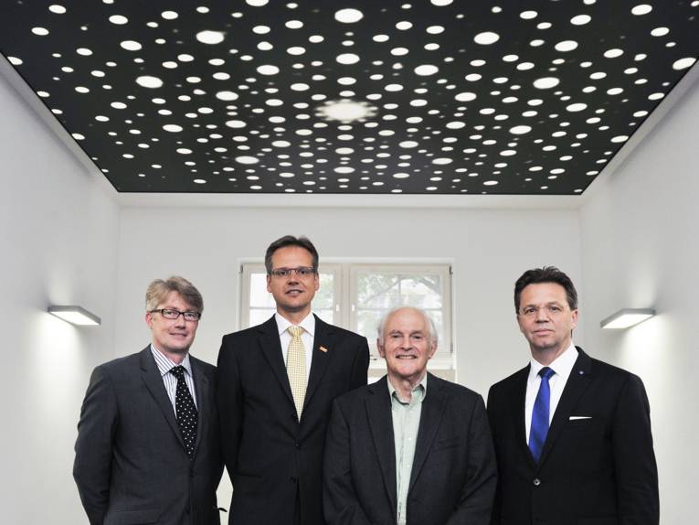 Vier Männer in Anzügen.