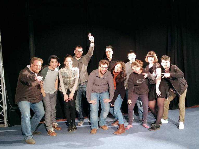 Menschengruppe posiert für Foto