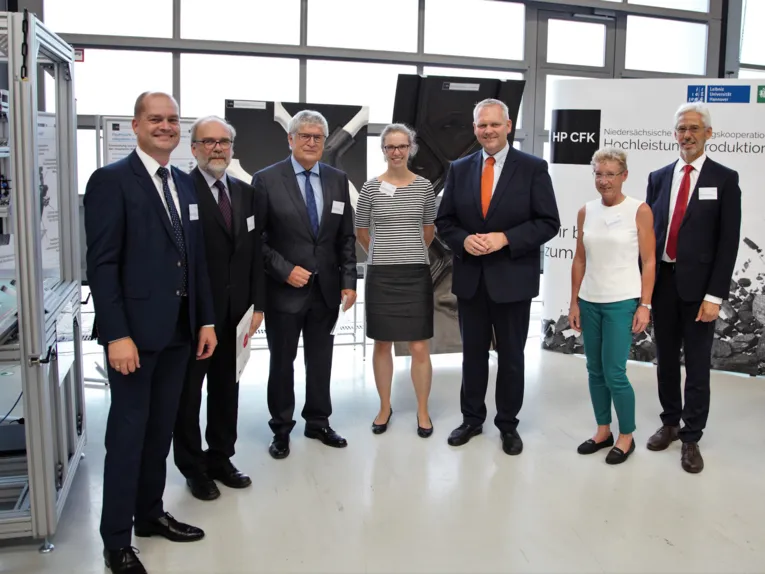 Zwei Frauen und fünf Männer