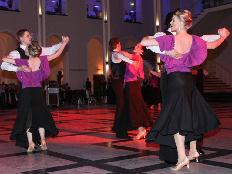 Tänzer in festlicher Kleidung